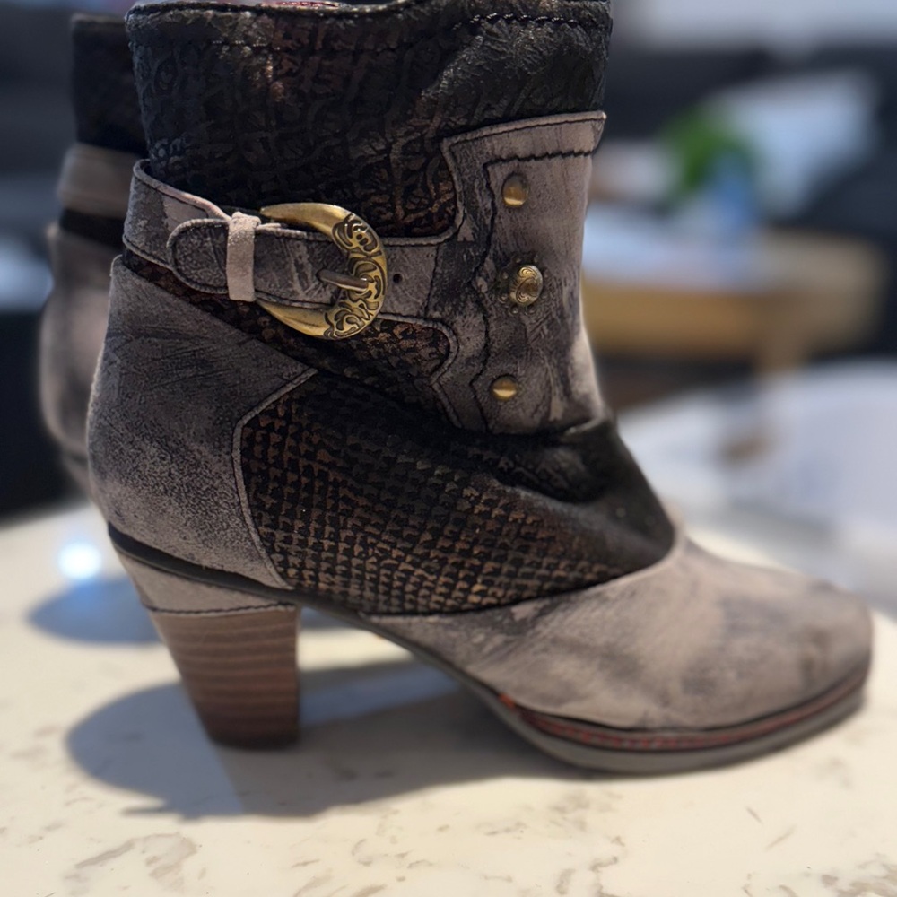 Elegant Women's Heeled Boots with Gold Accents